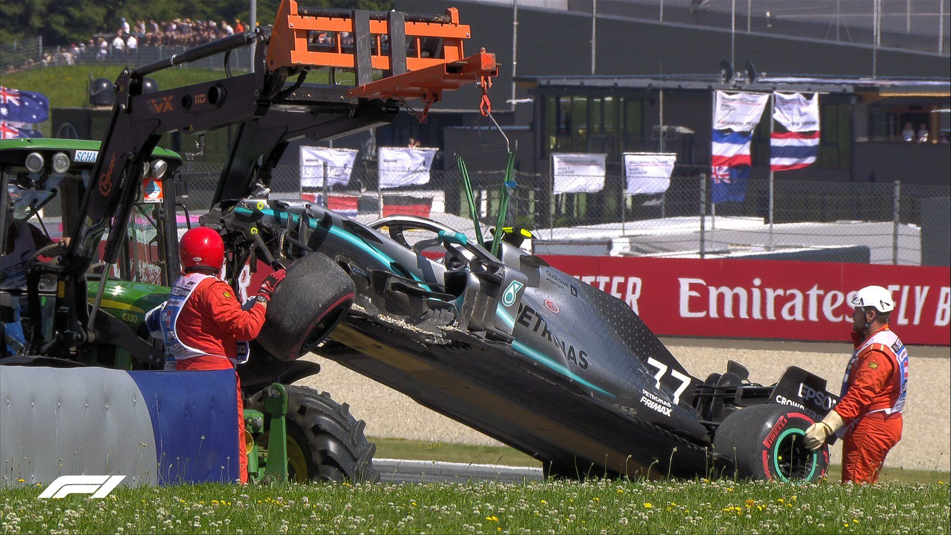 Los comisarios retirando el cohe de Bottas. @F1