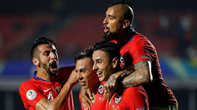 La vieja guardia de Chile festeja el cuarto gol del encuentro. Foto: Getty