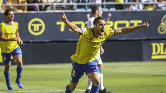 Rober Correa celebra un gol con el Cádiz