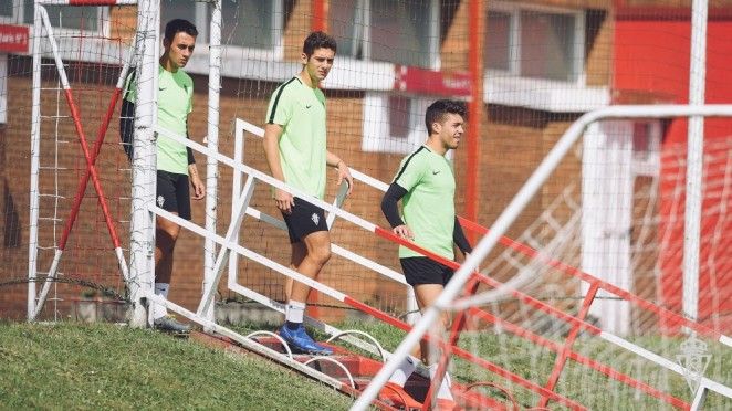 Pedro Díaz, José Gragera y Nacho Méndez en el acceso al campo de entrenamiento