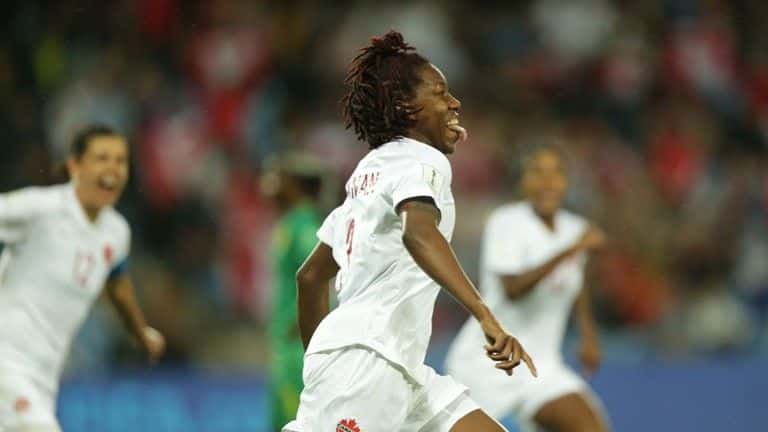 Kadeisha Buchanan festeja su gol para Canadá (foto: fifa.com)