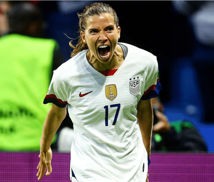 Heath celebrando el segundo gol que le daría la victoria definitiva a Estados Unidos.