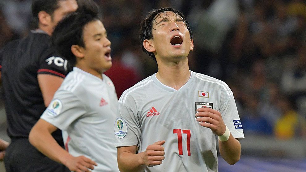 Kubo y Miyoshi se lamentan ante una de las tantas oportunidades falladas por Japón