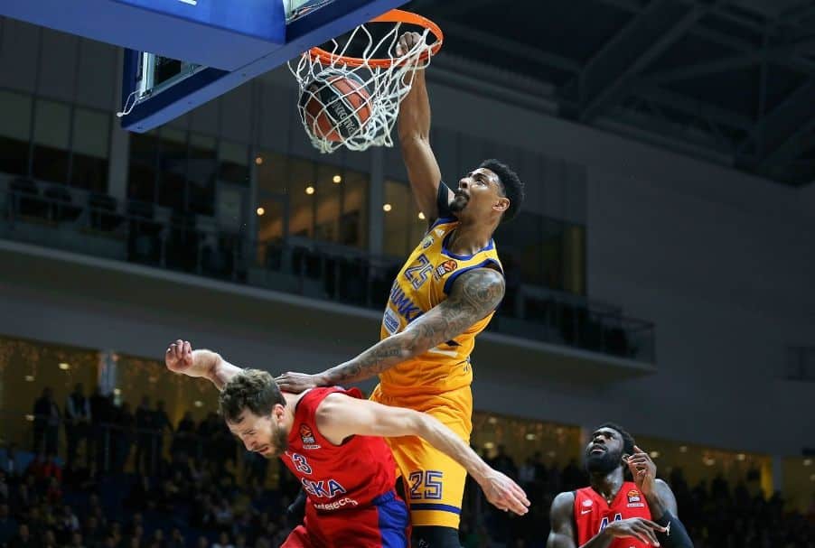 Jordan Mickey hace un mate sobre Sergio Rodríguez en un Khimki Moscow Region - CSKA Moscow. Foto: Turkish Airlines Euroleague.