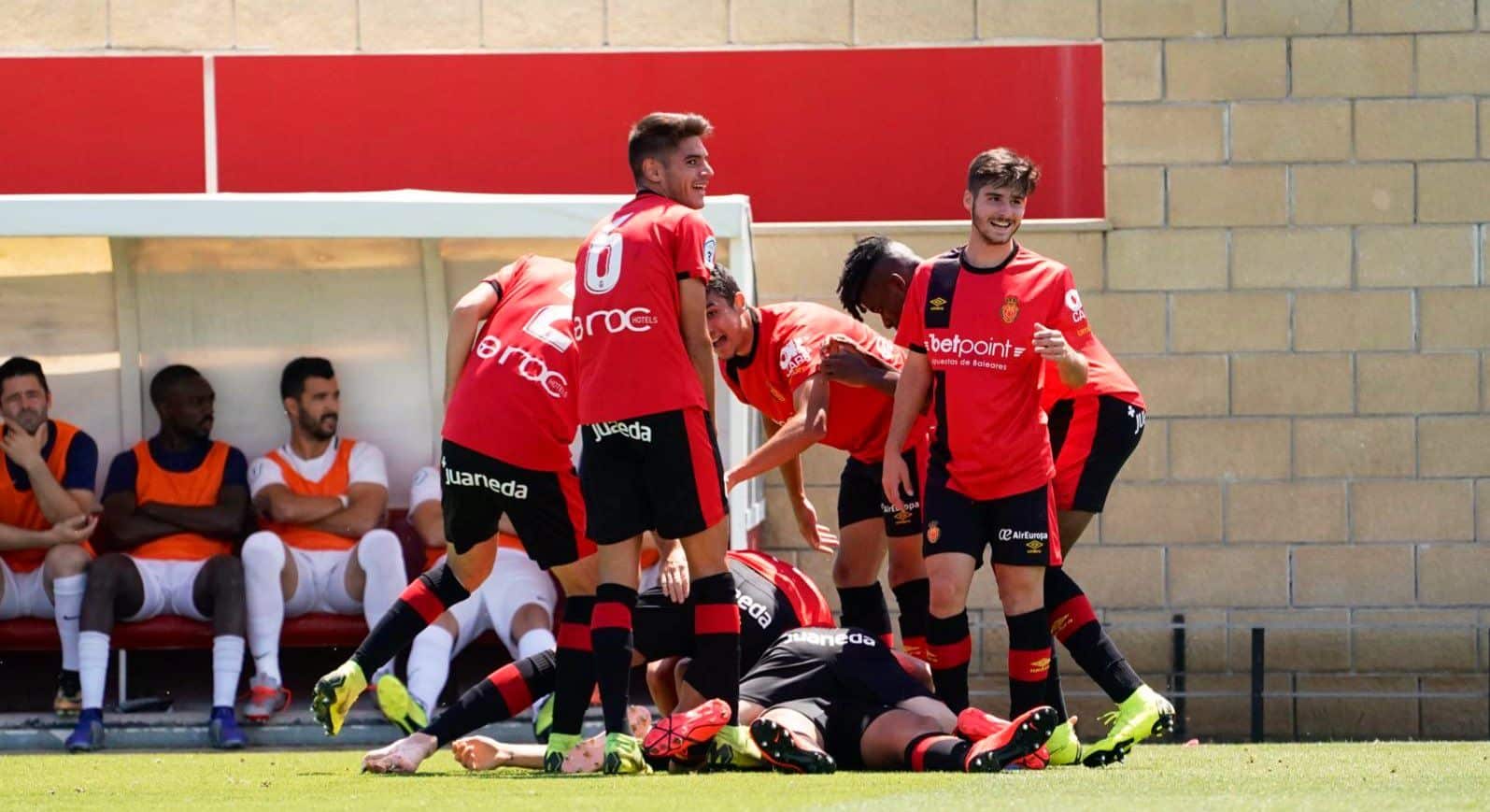 Jugadores del Mallorca 'B' celebran un gol