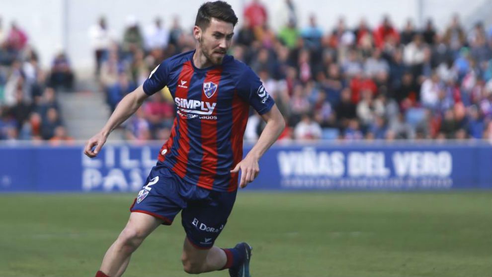 Moi Gómez en un partido con el Huesca
