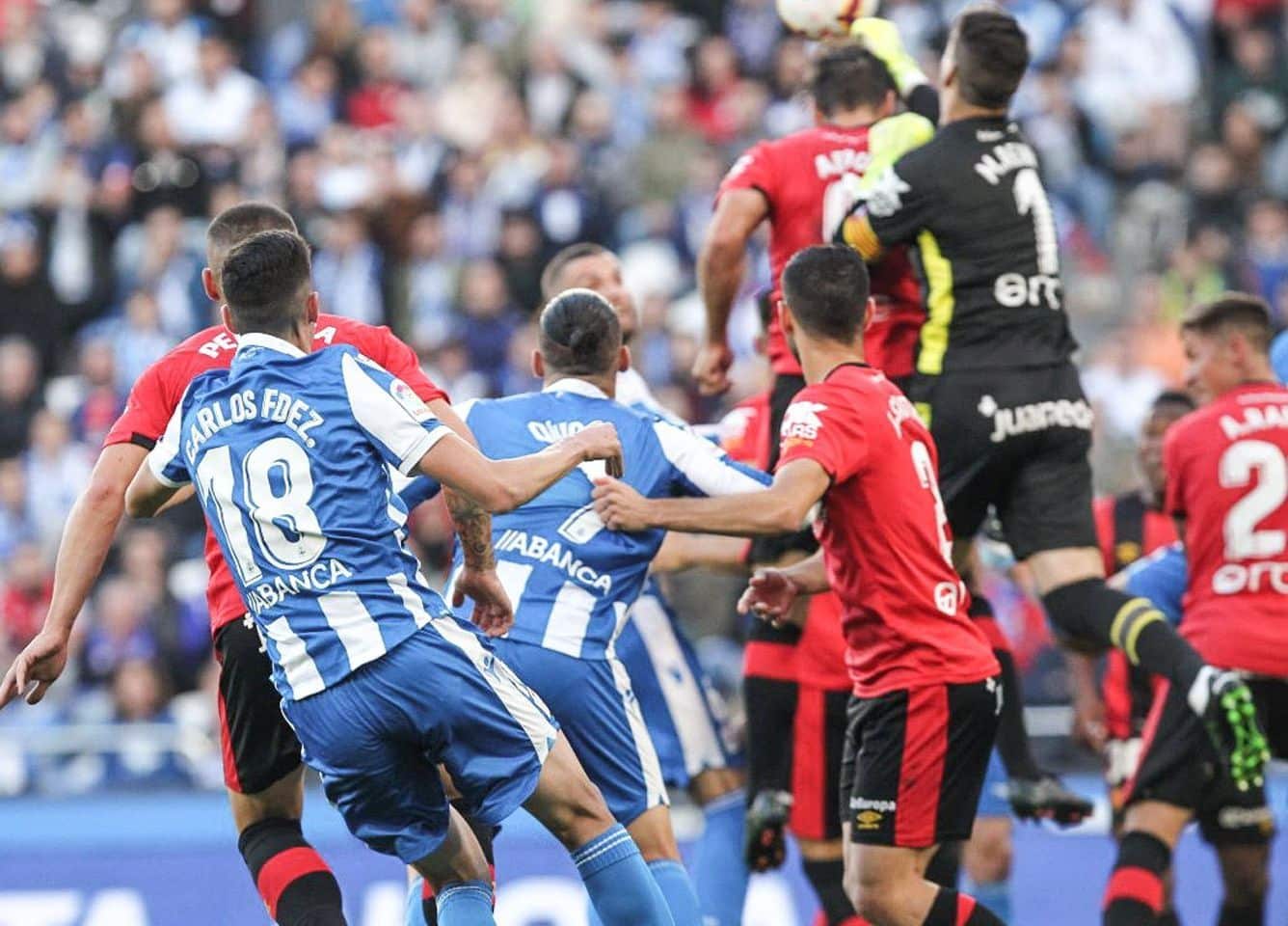 Reina despeja un balón de puños tras un córner