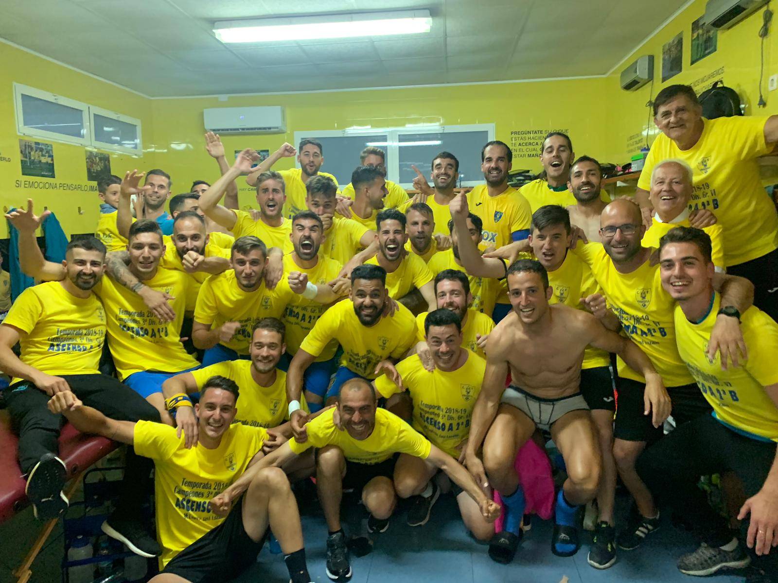 La plantilla del Orihuela celebró en el vestuario el ascenso antes de volver con su afición al césped de Los Arcos