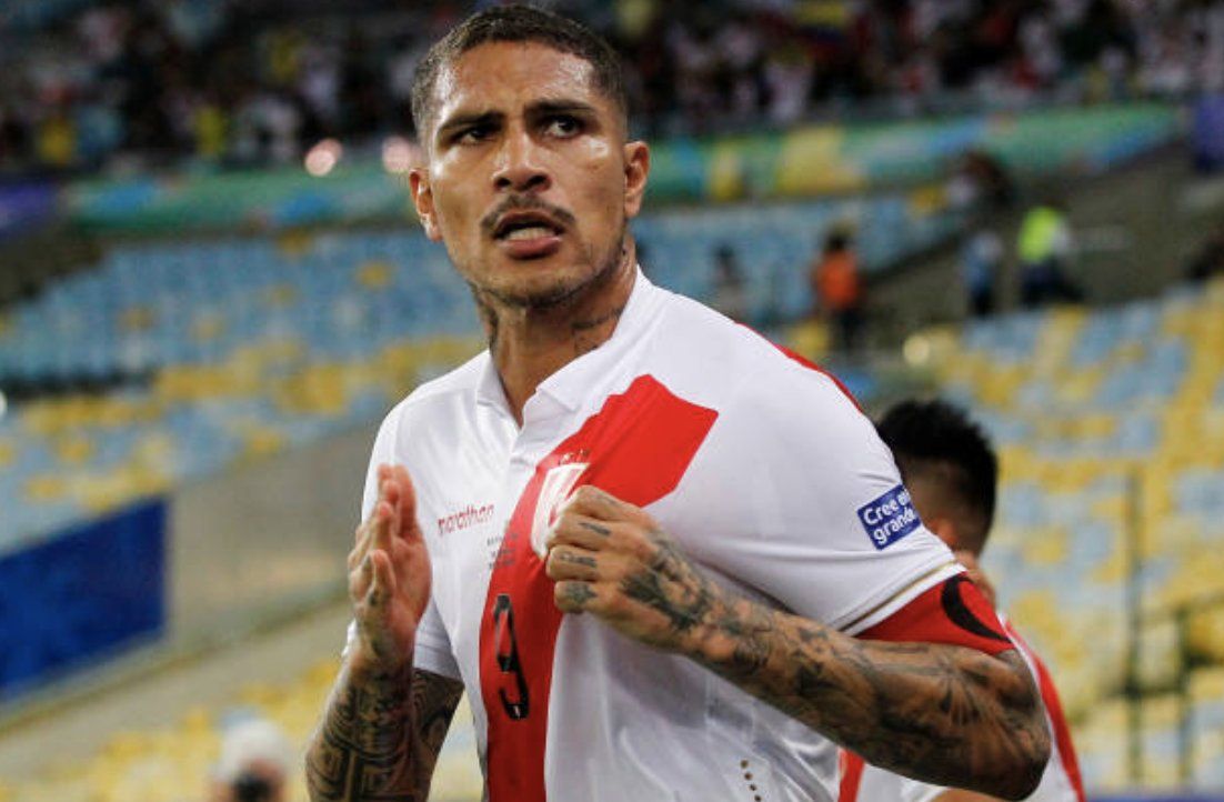 Paolo Guerrero festeja el gol que le dio a Perú el empate. Foto: Getty