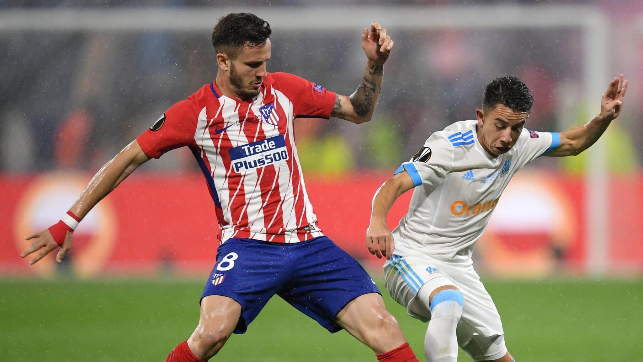 Maxime lucha con Saúl por un balón