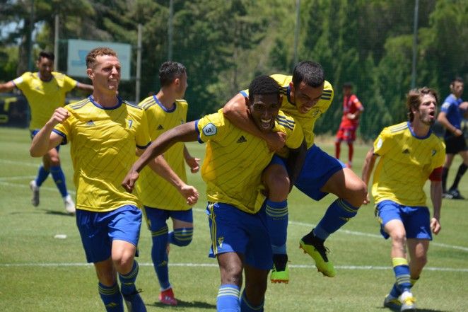 Los jugadores del Cádiz 'B' celebran el gol que les da el pase a la final del play-off