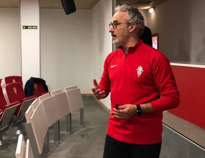 Miguel Torrecilla en la sala de prensa de El Molinón