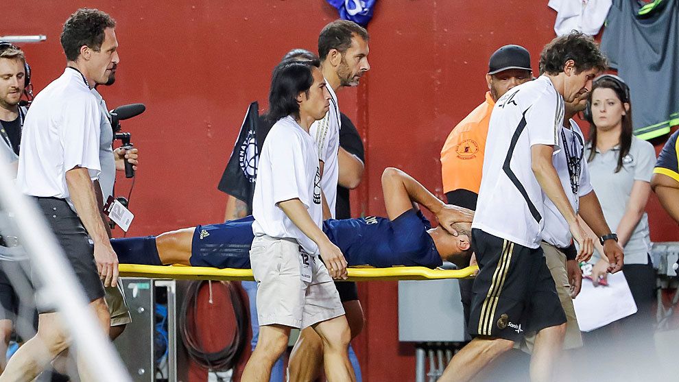 Marco Asensio es retirado del terreno de juego tras una lesión en un partido con el Real Madrid Club de Fútbol.