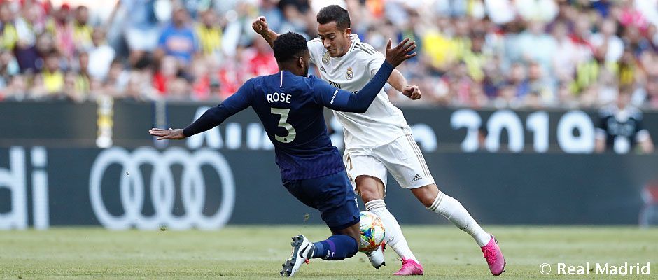 Lucas Vázquez regatea a Danny Rose en un Real Madrid Club de Fútbol - Tottenham Hotspur. Foto: Real Madrid Club de Fútbol.