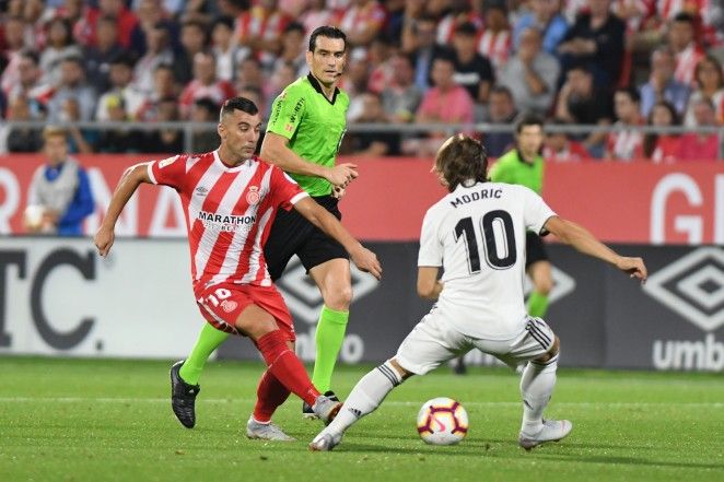 Borja García frente a Modric | Imagen: Girona FC