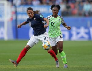 Amel Majri ante Francisca Ordega (Nigeria). | Foto: FIFA