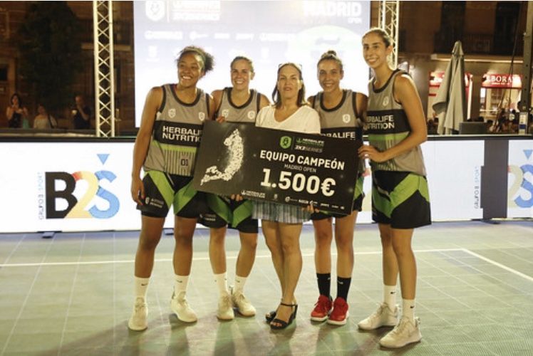 Equipo ganador recibiendo el premio.
Fuente de la imágen: Alba Pacheco/FEB