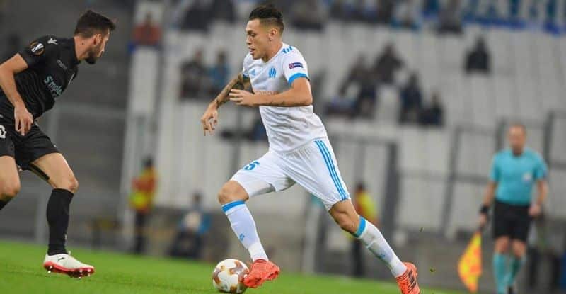 Ocampos encara a un rival | Imagen: Twitter oficial del jugador