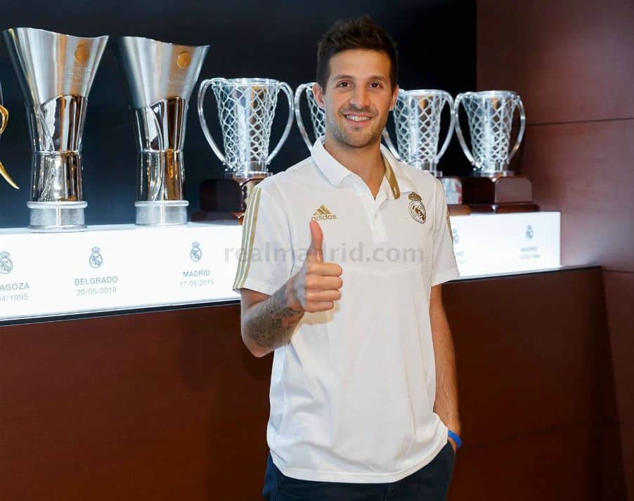 Nicolás Laprovittola posa como nuevo jugador del Real Madrid en el día de su presentación. Foto: Real Madrid.