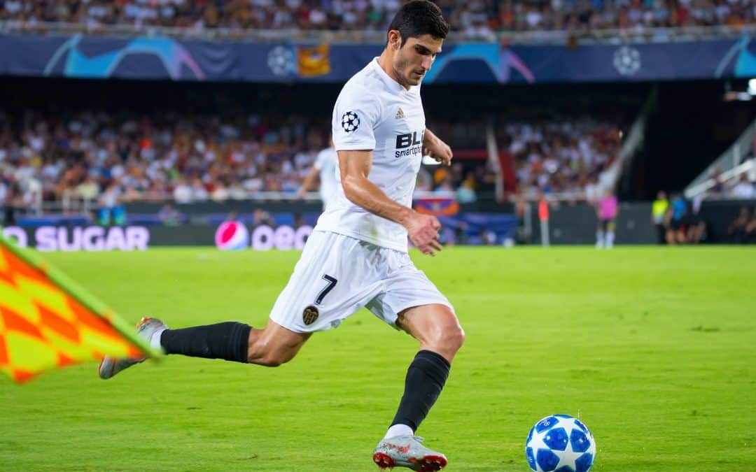 Gonçalo Guedes asalta el área de la Juventus con una de sus determinantes carreras |F: As