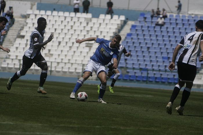 Heber Pena disputando un encuentro con el Melilla ante el Badajoz