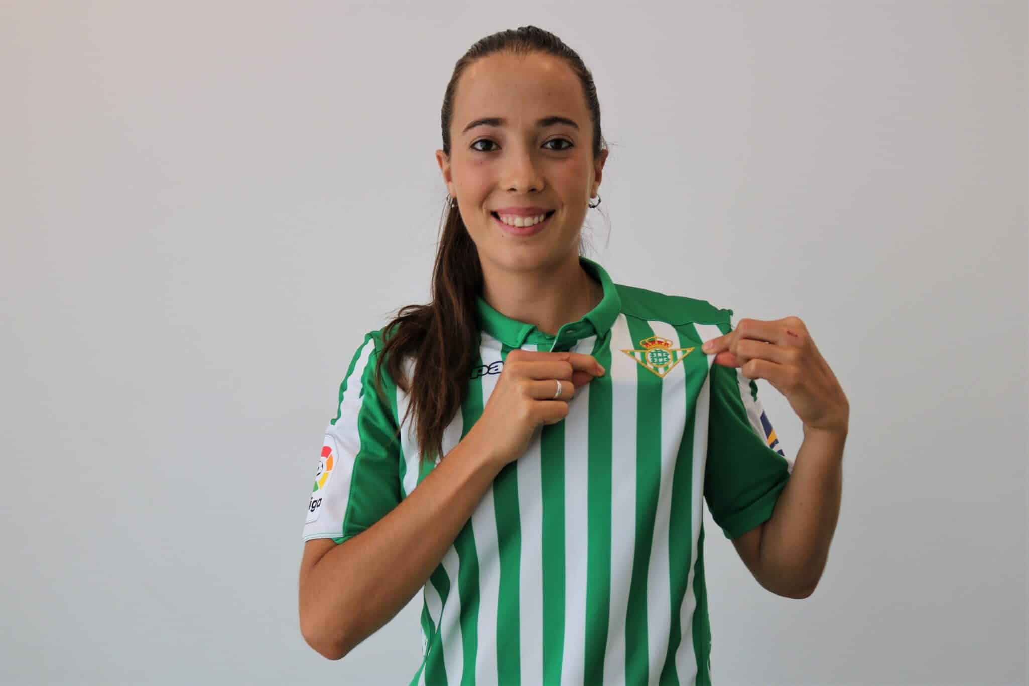 Marta Cazalla en su presentación cómo jugadora del Real Betis. / @RealBetisFem