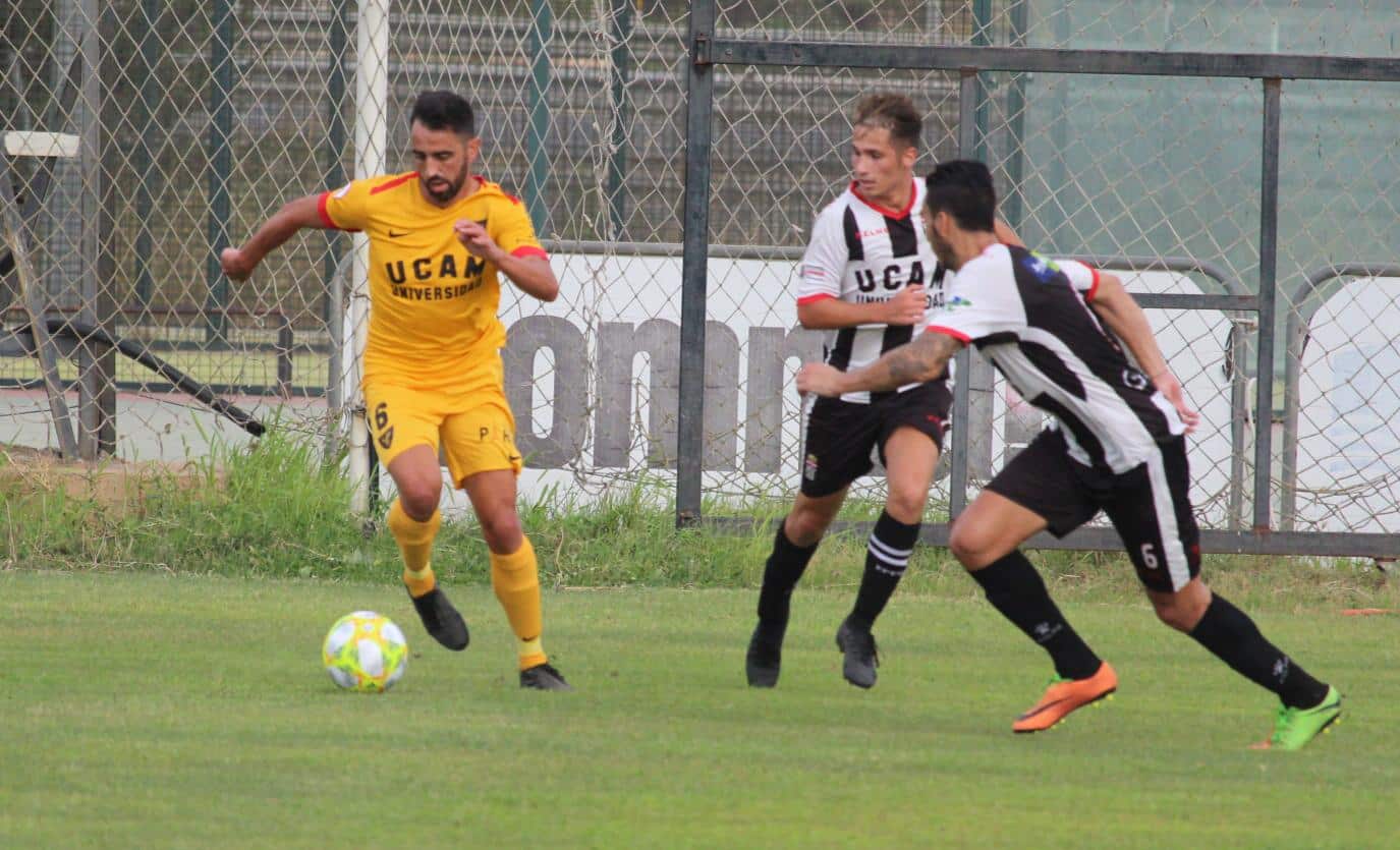 Lance del encuentro entre el Cartagena FC y el UCAM