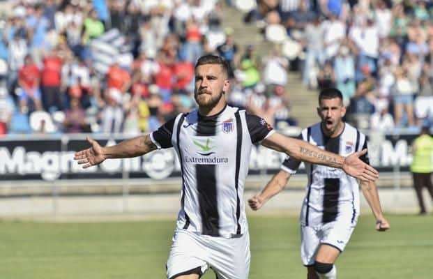 Francis Ferrón celebrando un gol con el Badajoz
