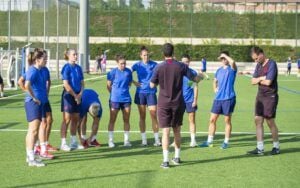Las internacionales por España en el pasado Mundial de Francia a las órdenes del equipo técnico en el primer entrenamiento con el grupo.
