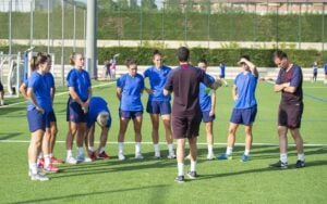 Las internacionales por España en el pasado Mundial de Francia a las órdenes del equipo técnico en el primer entrenamiento con el grupo. 