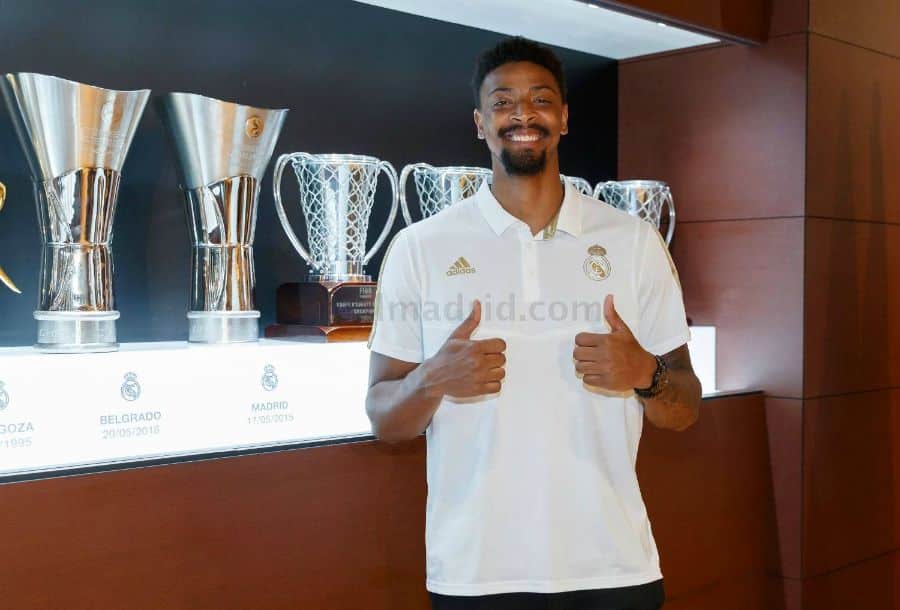 Jordan Mickey posa como jugador del Real Madrid en su presentación. Foto: Real Madrid.