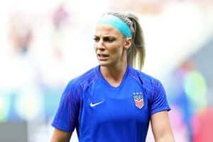 Julie Ertz durante el calentamiento previo al partido de Estados Unidos contra España. | Foto: FIFA