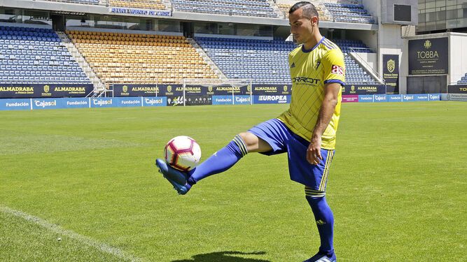 Azamoum en su presentación con el Cádiz CF (Fuente: Cádiz CF)