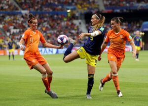 Kosovare Asllani controlando un balón ante las miradas de Merel Van Dongen y Sherida Spitse (Países Bajos). | Foto: FIFA