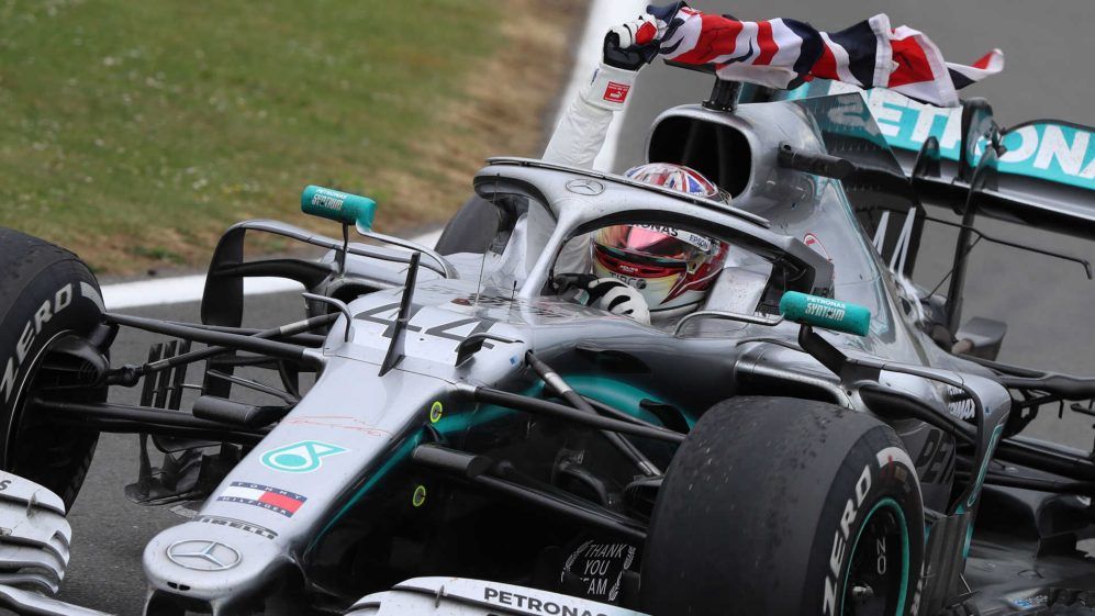 Lewis Hamilton celebra ondeando la bandera británica. Cortesía: Formula1.com
