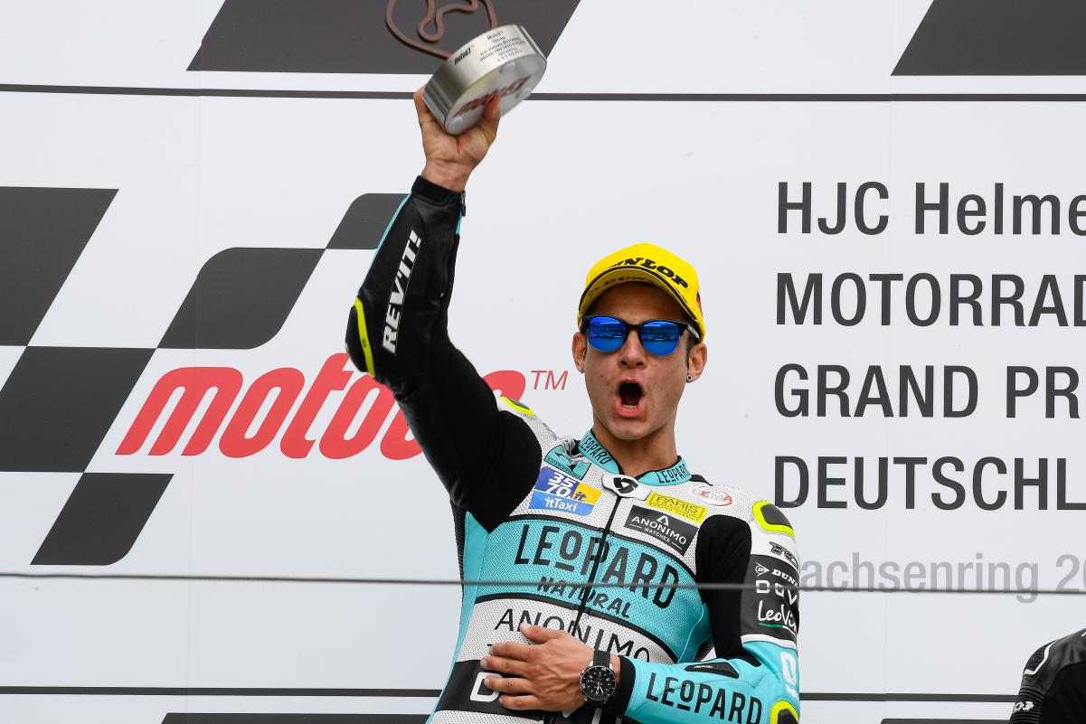 Festeja el nuevo líder de Moto3. Foto: motogp.com