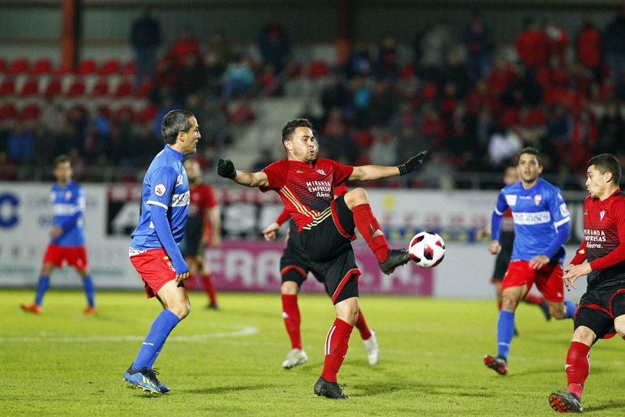 Partido de futbol entre Mirandes y Logroñes en el estadio Municipal de Anduva./ Miranda de Ebro./ Avelino Gomez