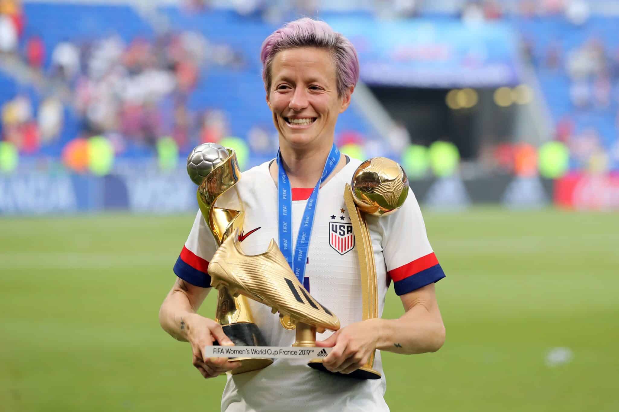 Megan Rapinoe posa con la Bota de Oro, con el Balón de Oro y con la Copa del Mundo. | Foto: FIFA