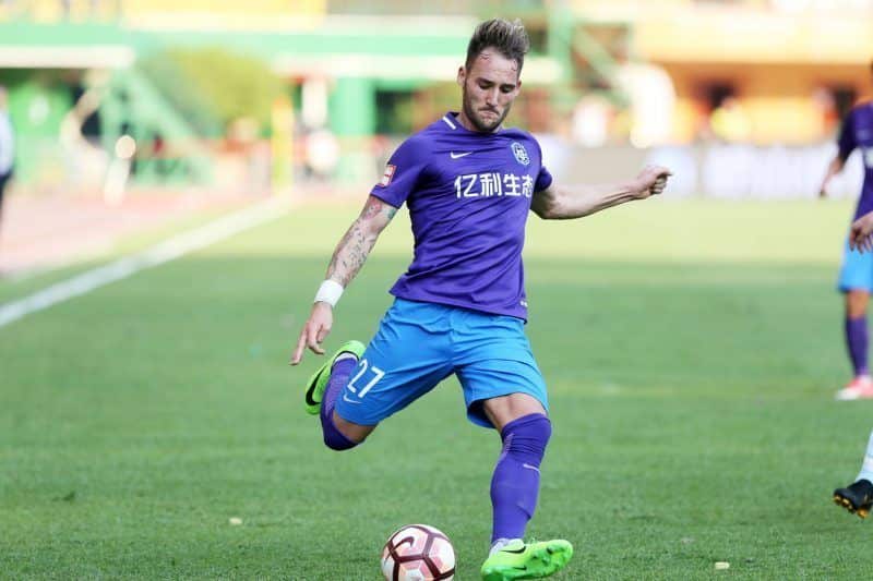 Gudelj en un partido con el Guangzhou Evergrande