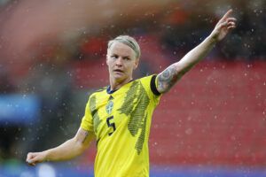 Nilla Fischer en el partido de Suecia contra Chile. | Foto: FIFA