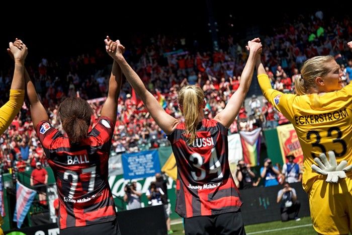 Portland festeja enfrente de los Riveters (Foto: Portland Mercury)