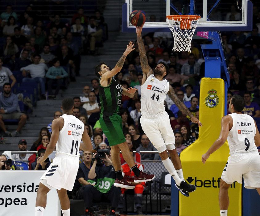 Nicolás Laprovittola pelea un rebote con Jeffery Taylor en un Real Madrid - Divina Seguros Joventut. Foto: Liga Endesa.