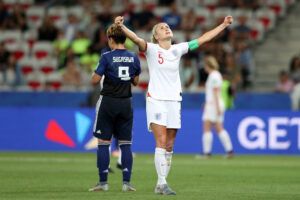 Steph Houghton celebrando la victoria de Inglaterra frente a Japón. | Foto: FIFA