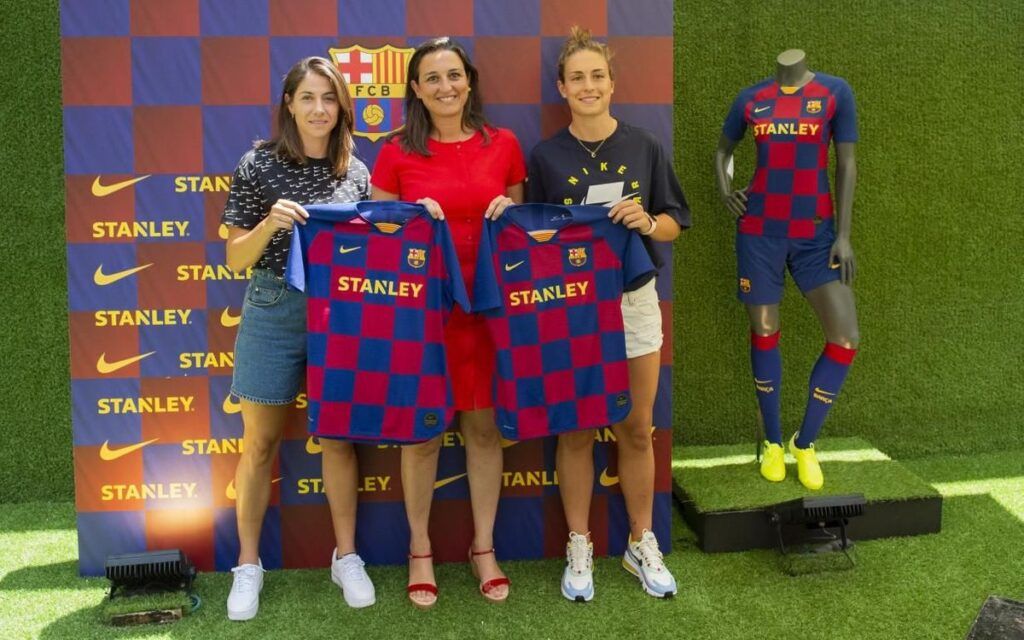 Vicky Losada y Alexia Putellas posan junto a Maria Teixidor con las primeras camisetas que se pusieron a la venta del FC Barcelona Femení