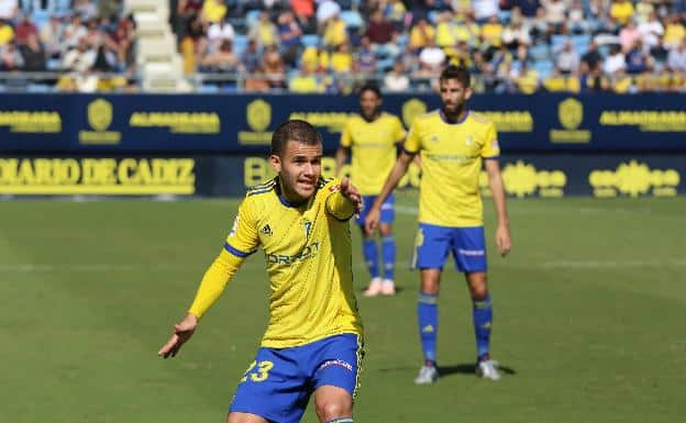 Aketxe en un encuentro con el Cádiz