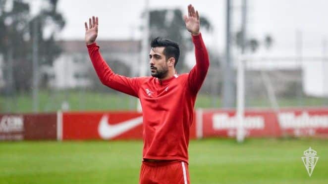 Álex Pérez en un entrenamiento con el Sporting