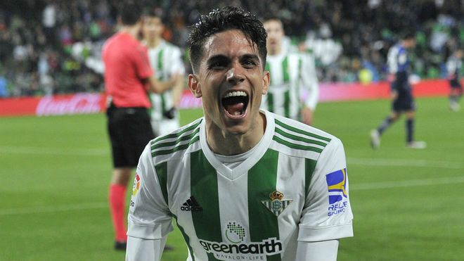 Marc Bartra en un partido con el Betis