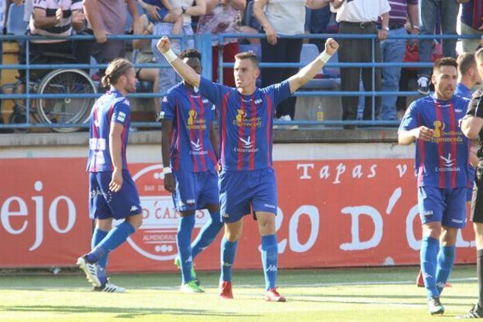 Borja García celebra un tanto en un partido del Extremadura
