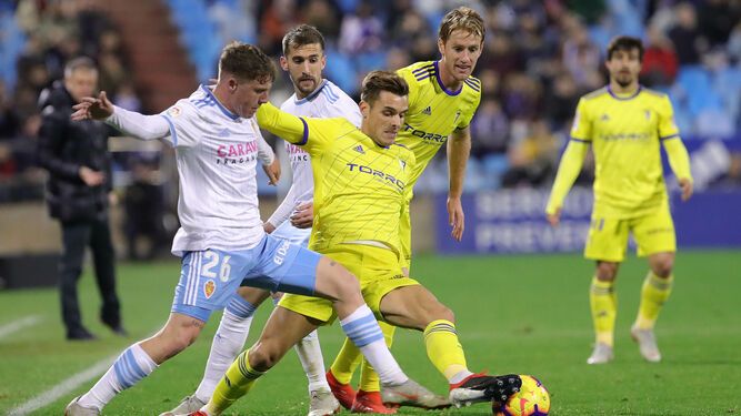 Brian Olivan en un partido entre el Cádiz y el Zaragoza