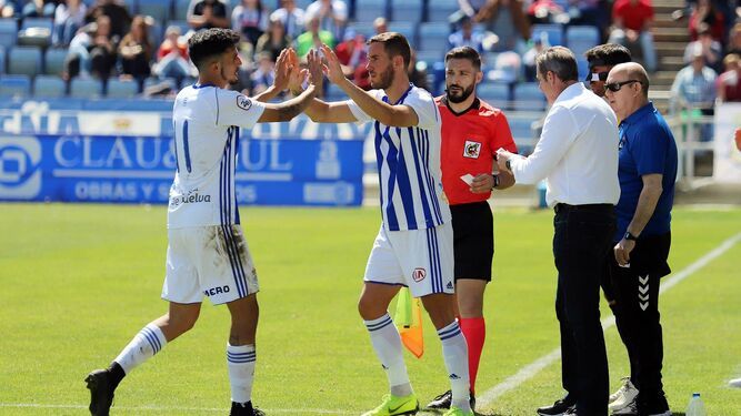 Carlos Fernández entra al campo en sustitución de un compañero la pasada campaña